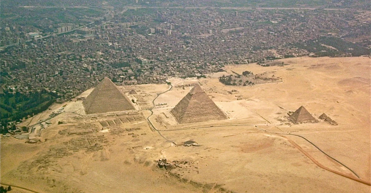 Egipskie piramidy z lotu ptaka, widać że stoją blisko cywilizacji. Zazwyczaj zdjęcia piramid są robione z takiej perspektywy, by wydawały się być na środku pustyni. 