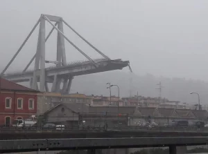 Włochy. Zawalił się wiadukt drogowy w mieście Genua. Ludzie pod gruzami.