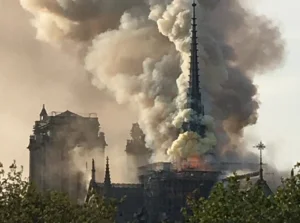Płonie katedra Notre Dame w Paryżu